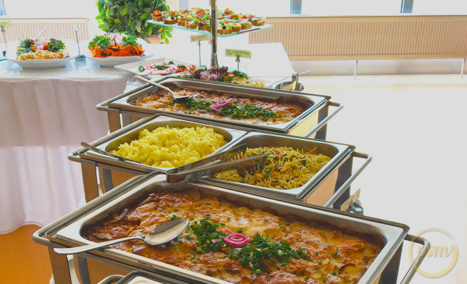 Buffet mit warmen Speisen